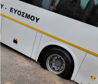 Εύοσμος: Σχολικό λεωφορείο με μαθητές «βούλιαξε» σε λακκούβα (εικόνες)