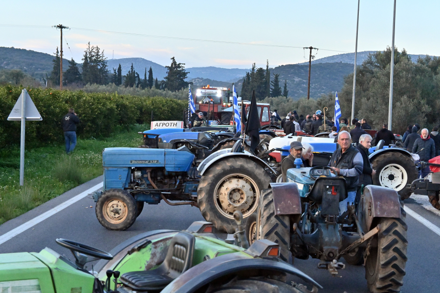 Μπλόκα αγροτών διαψεύδουν τις διασπαστικές κινήσεις