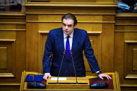 Η άφιξη Πιερρακάκη στη Βουλή - Πήρε ευχές, μοίρασε φιλιά (Βίντεο)