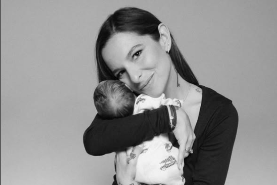 Εριέττα Κούρκουλου: Ποζάρει αγκαλιά με τον γιο της στην Πάρο