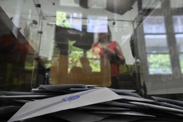 Complaint Alleges Greek Political Poll Was Ready Before Data Collection Ended