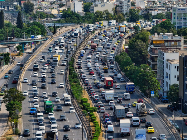 Αγίου Πνεύματος 2025: Κυκλοφοριακό χάος με 99.000 οχήματα - Μποτιλιάρισμα σε Αττική Οδό και Κηφισό