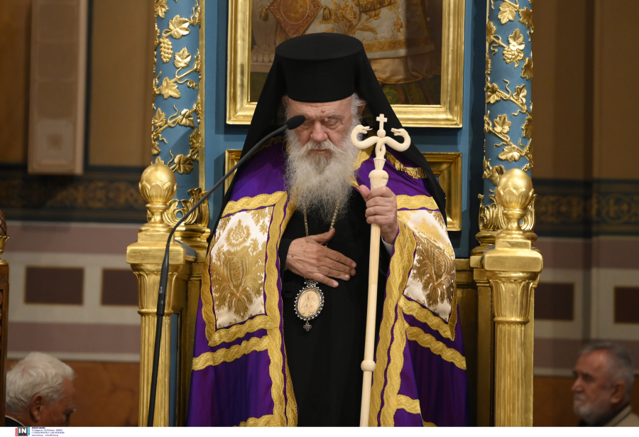 «Να περιμένουμε τις θέσεις της Συνόδου» για τις ταυτότητες, λέει ο Ιερώνυμος