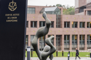Απόφαση της ΕΕ για τη φορολογική μεταχείριση των τιτλοποιήσεων θέτει σε συναγερμό ΑΑΔΕ, τράπεζες και servicers