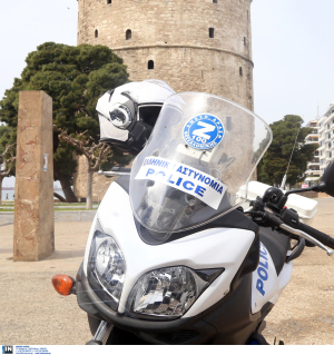 Θεσσαλονίκη: Στα χέρια των αστυνομικών ο άνδρας που είχε ταμπουρωθεί σε διαμέρισμα