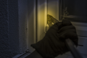 Τρόμος για 50χρονη στη Γλυφάδα - Μπουκαδόροι την έδεσαν, τη φίμωσαν και τη λήστεψαν