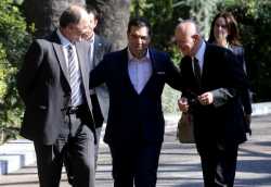Ανασχηματισμός πολιτικών ελιγμών λέει το Spiegel