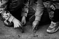Όσοι μεγάλωσαν τις δεκαετίες του '60 και του '70, έζησαν μια παιδική ηλικία πολύ διαφορετική από τη σημερινή. Έμαθαν να διαχειρίζονται μόνοι τους μικρές δυσκολίες. Μήπως τελικά αυτό τους βοήθησε να γίνουν πιο ανθεκτικοί;