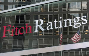Fitch: Επενδυτική βαθμίδα στην Ελλάδα, τι σημαίνει η αναβάθμιση - «Μεγάλη επιτυχία» λέει ο Χατζηδάκης