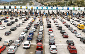 Αυξημένη κίνηση στις εθνικές οδούς για την Πρωτομαγιά: Ουρές στα διόδια (βίντεο)