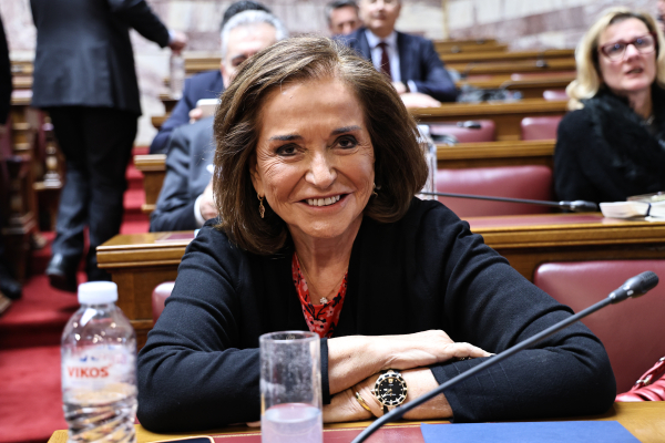 Για τον Μάιο πάει το βιβλίο της Ντόρας με τις αποκαλύψεις και την κριτική