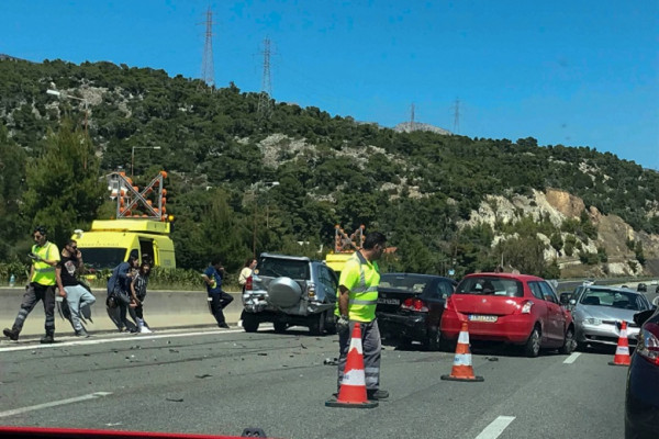 Ταλαιπωρία για τους οδηγούς στην Εθνική οδό Κορίνθου - Αθηνών - Καραμπόλα με 4 αυτοκίνητα