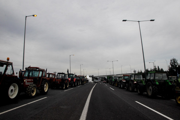 Μπλόκα αγροτών: Κλείνουν την Ιονία Οδό στο ύψος του κόμβου Μπάγια