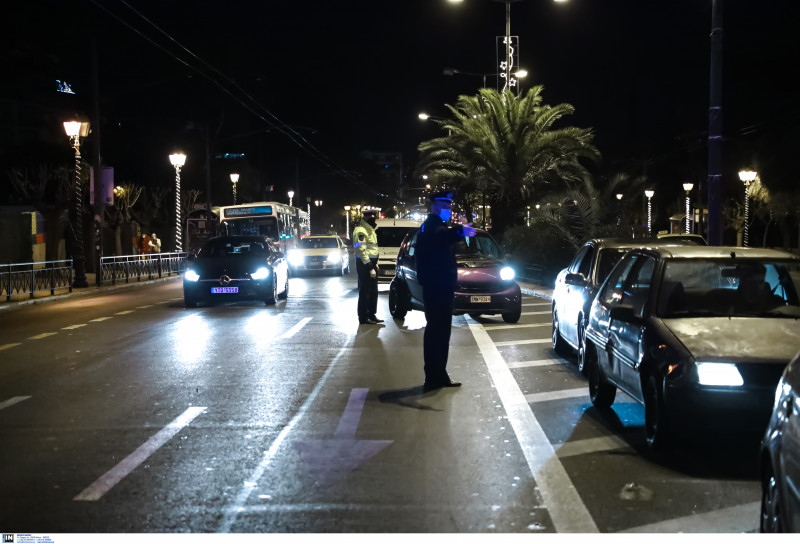 Πρωτοχρονιά όπως… Χριστούγεννα: Κυβερνητική τηλεδιάσκεψη για αυστηρή τήρηση των μέτρων, στους δρόμους οι αστυνομικοί