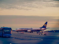 Ryainair: Στο στόχαστρο για «κρυφές χρεώσεις» σε γονείς που ταξιδεύουν με παιδιά