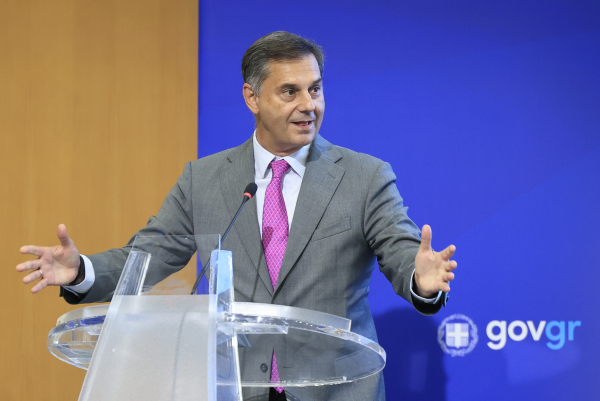 «Ήταν λανθασμένη η φράση μου» λέει μετά τον σάλο ο Θεοχάρης για τους «νοικοκύρηδες» και τους «κακομοίρηδες»