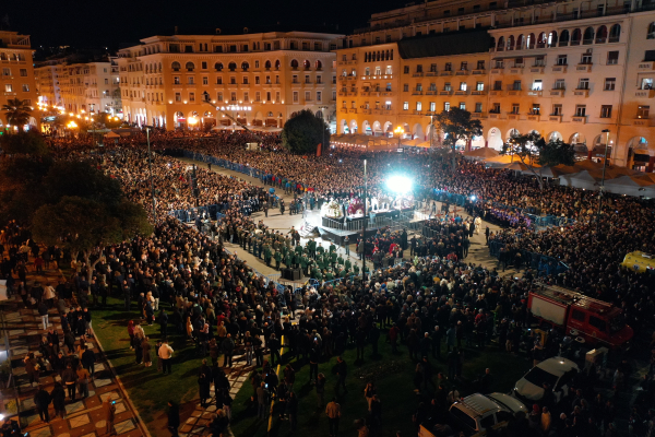 Μεγάλη Παρασκευή: Καθηλωτική η περιφορά των Επιταφίων στην Ελλάδα (Εικόνες - Βίντεο)