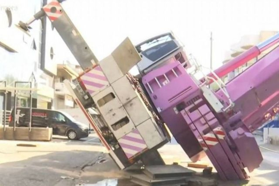 Περιστέρι: Γερανός έπεσε πάνω σε κατοικία