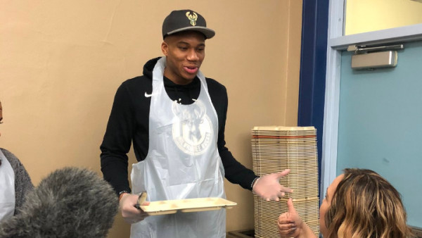 «Μάγειρας» ο Γιάννης Αντετονκούμπο για τους απόρους (Video)