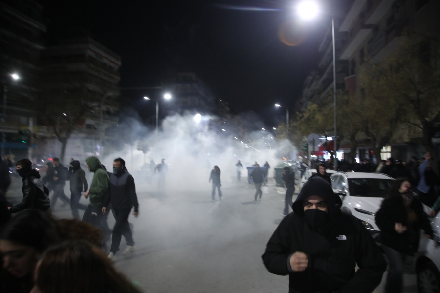 Επεισόδια και δακρυγόνα στη Θεσσαλονίκη, στην πορεία για τα Τέμπη (Εικόνες και βίντεο)