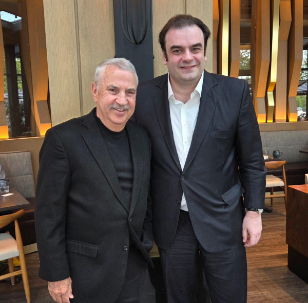 Συνάντηση Πιερρακάκη με Τόμας Φρίντμαν – Στο επίκεντρο η τεχνητή νοημοσύνη και οι γεωπολιτικές εξελίξεις