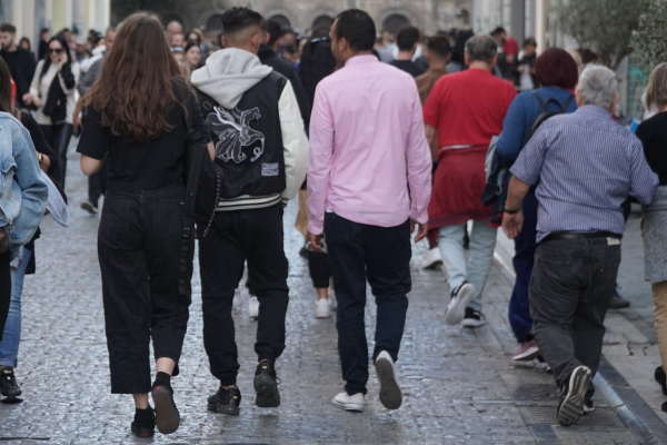 Ανοσολόγος στη Γαλλία προειδοποιεί για έξαρση των κρουσμάτων λόγω νέας παραλλαγής