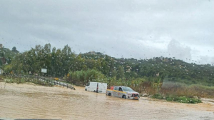 Ραφήνα: «Φούσκωσε» το Μεγάλο Ρέμα και πλημμύρισε η γέφυρα στην Αρίωνος - Απεγκλωβίστηκαν οδηγοί (εικόνες)