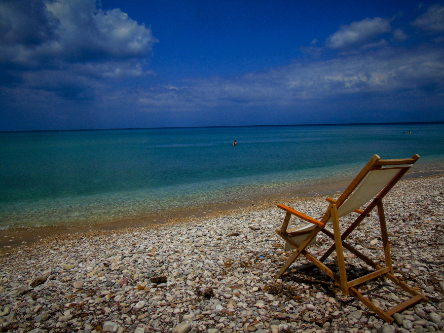«Κίνημα της πετσέτας»: Πρώτη νίκη στην Πάρο, «ξηλώθηκαν» ξαπλώστρες και ομπρέλες - «Ηχηρή» κυβερνητική παρέμβαση