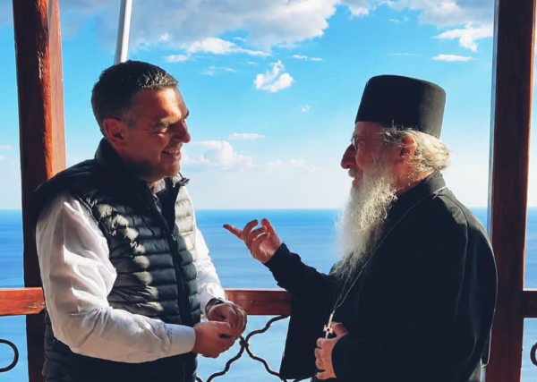 «Ψέλνεις στη Σιμωνόπετρα και ακούγεται στον Άδη…»