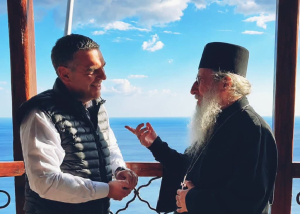 «Ψέλνεις στη Σιμωνόπετρα και ακούγεται στον Άδη…»