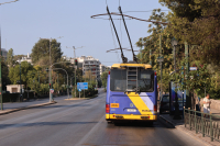 Καβγάς επιβάτη με οδηγό τρόλεϊ που κατέληξε... σε κολώνα της ΔΕΗ (Βίντεο)