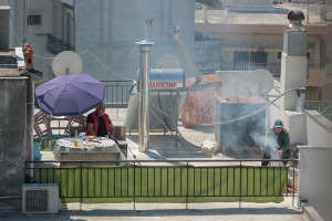 Πάσχα 2020: Ερημη πόλη η Αθήνα - Ψησταριές σε ταράτσες και μπαλκόνια (pic)