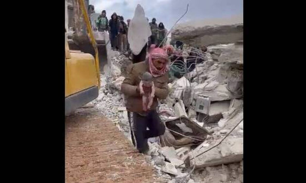 Σεισμός Τουρκία: Συγκλονιστικό βίντεο - Γέννησε στα συντρίμμια και λίγο μετά πέθανε, σώο το βρέφος