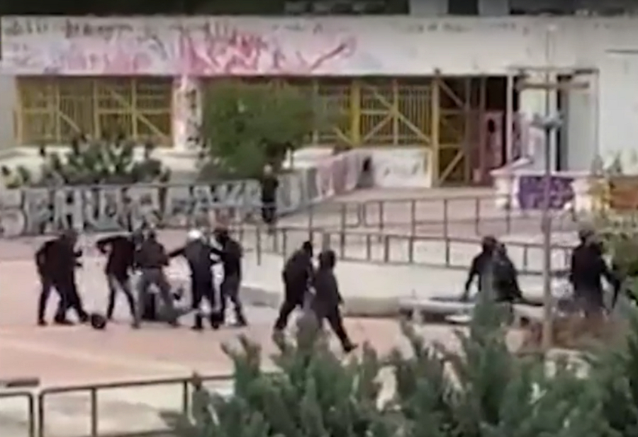 Πολυτεχνειούπολη: Βίντεο ντοκουμέντο από τη συμπλοκή κουκουλοφόρων, με ρόπαλα