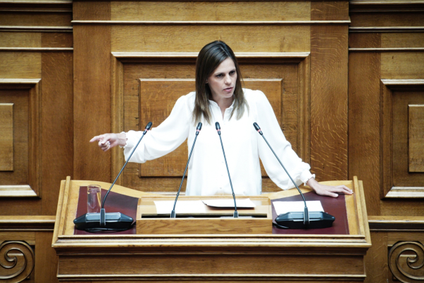 Αχτσιόγλου: Ντροπή - Να απολογηθεί η Κεραμέως για την παρουσία Τσιλιβάκη στην Επιτροπή Κοινωνικών Υποθέσεων