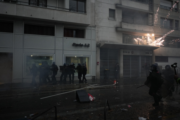 Στους δρόμους χιλιάδες διαδηλωτές στη Γαλλία: Νέες συγκρούσεις με την αστυνομία στο Παρίσι – Σχεδόν 1.000 συλλήψεις και 2 τραυματίες