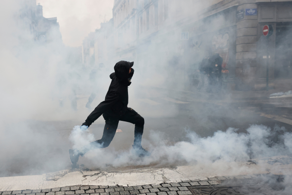 Στους δρόμους χιλιάδες διαδηλωτές στη Γαλλία: Νέες συγκρούσεις με την αστυνομία στο Παρίσι – Σχεδόν 1.000 συλλήψεις και 2 τραυματίες