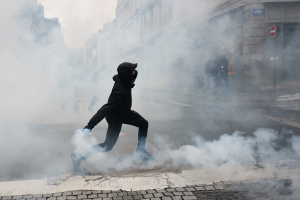 Στους δρόμους χιλιάδες διαδηλωτές στη Γαλλία: Νέες συγκρούσεις με την αστυνομία στο Παρίσι – Σχεδόν 1.000 συλλήψεις και 2 τραυματίες