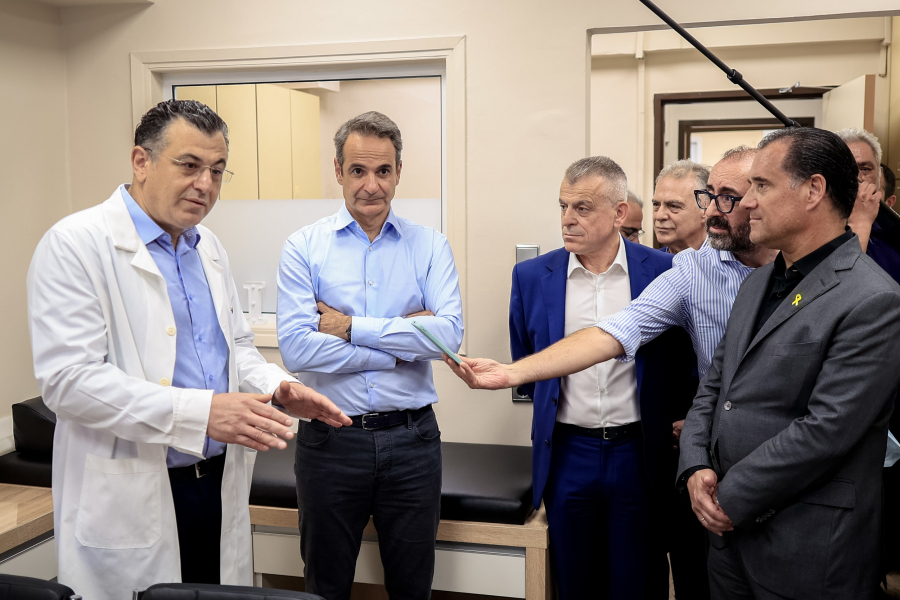 Στο ΚΑΤ ο Μητσοτάκης: «Κλινική που θα ζήλευε πολύ ο ιδιωτικός τομέας»