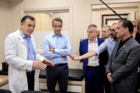 Στο ΚΑΤ ο Μητσοτάκης: «Κλινική που θα ζήλευε πολύ ο ιδιωτικός τομέας»