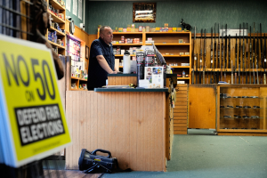 Ο φόβος για την κυβέρνηση Τραμπ οπλίζει αριστερούς Αμερικανούς - Αγοράζουν όπλα, κάνουν μαθήματα σκοποβολής