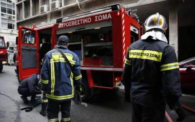 Φωτιά σε εγκαταλελειμμένο κτίριο στο κέντρο της Αθήνας