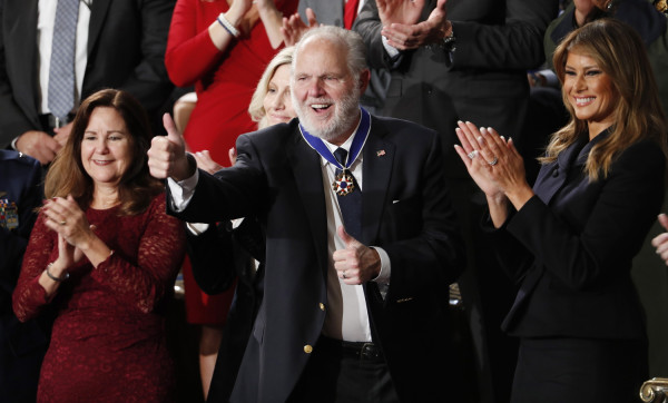 Πέθανε ο γνωστός ραδιοφωνικός παραγωγός και οπαδός του Τραμπ, Ρας Λίμπο