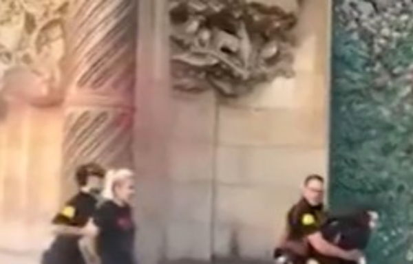 Βαρκελώνη: Ακτιβίστριες έριξαν κόκκινη μπογιά στη Σαγράδα Φαμίλια (βίντεο)