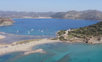 Σαν να είσαι σε χωριό: Η παραλία της Αττικής που πρέπει οπωσδήποτε να επισκεφθείτε
