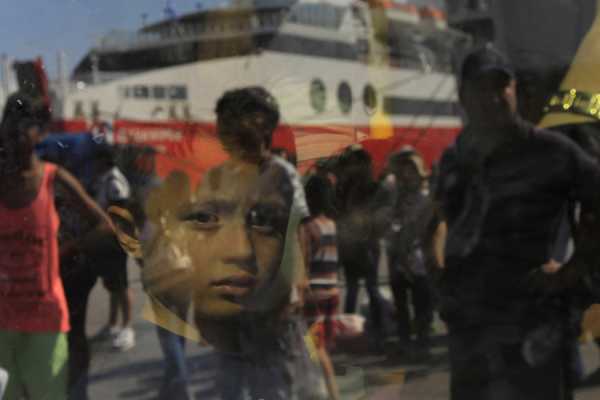 Με αμείωτους ρυθμούς οι αφίξεις προσφύγων στο λιμάνι του Πειραιά