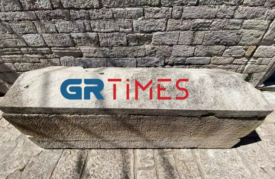 Χαλκιδική: Σπάνια σαρκοφάγος από αρχαίο νεκροταφείο τοποθετείται σε κεντρική πλατεία