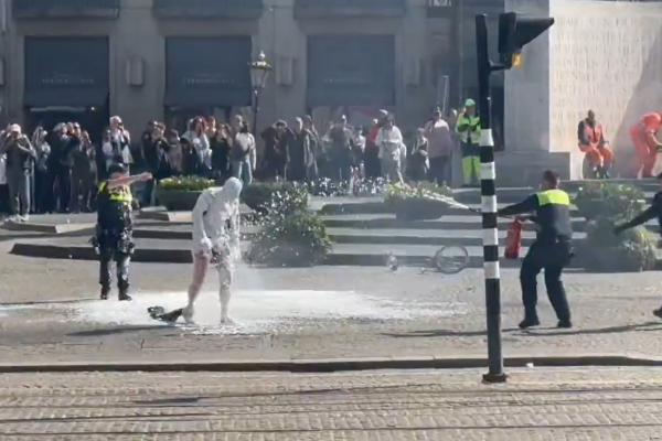 Έκρηξη αυτοκινήτου στην κεντρική πλατεία του Άμστερνταμ - Στις φλόγες ο οδηγός (Βίντεο)