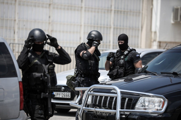 Έφοδος πάνοπλων αστυνομικών στις φυλακές Αυλώνα – Τι ανακάλυψαν