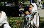 Τρίκαλα: Nεαρή μητέρα παρέλασε κουβαλώντας σε μάρσιπο το παιδάκι της